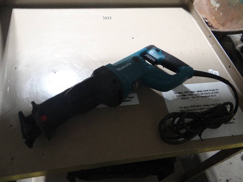 lot 672 image: Makita reciprocating saw
