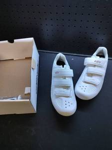 lot 5484 image: Lgy. Velcro Sports Shoes White Size 39 Womens