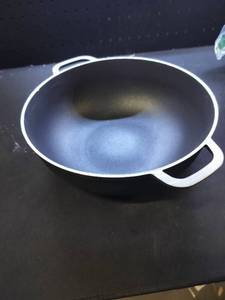 lot 7574 image: Imusa 10.5in Cast Iron Pot