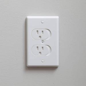 lot 6139 image: Qdos Safety Universal Self-Closing Outlet Cover  White  Oversized Wall Plate Covers Imperfections in Drywall cutouts - Closes Instantly when Plug is Removed - Fits Standard and Decora Outlets  3 pack
