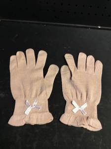 lot 6220 image: Beige Knit Gloves with Decorative Bow Detail