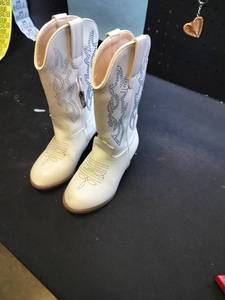 lot 8389 image: Kids 9 Girls Cowboy Boots