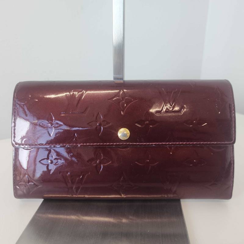 lot 7008 image: Louis Vuitton Vernis Sarah Wallet Amarante - Retail $450