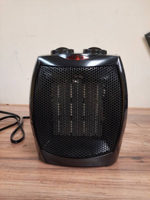 lot 3786 image: 1500W Mini Ceramic Heater Black PTC909C