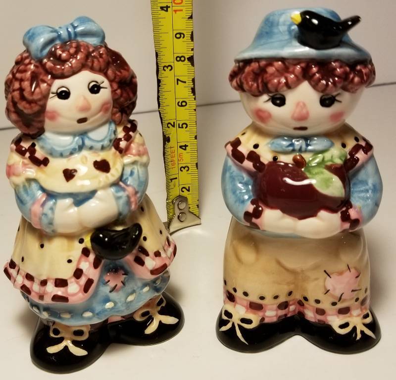 lot 9 image: Vintage Raggedy Ann and Andy Salt & Pepper shakers