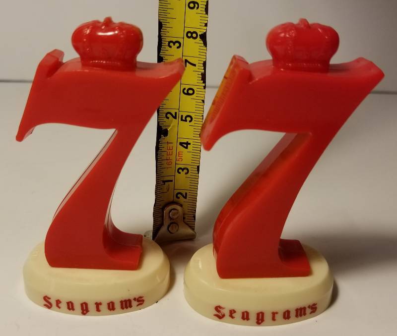 lot 5 image: Seagrams 7 Wiskey plastic Salt & Pepper shakers