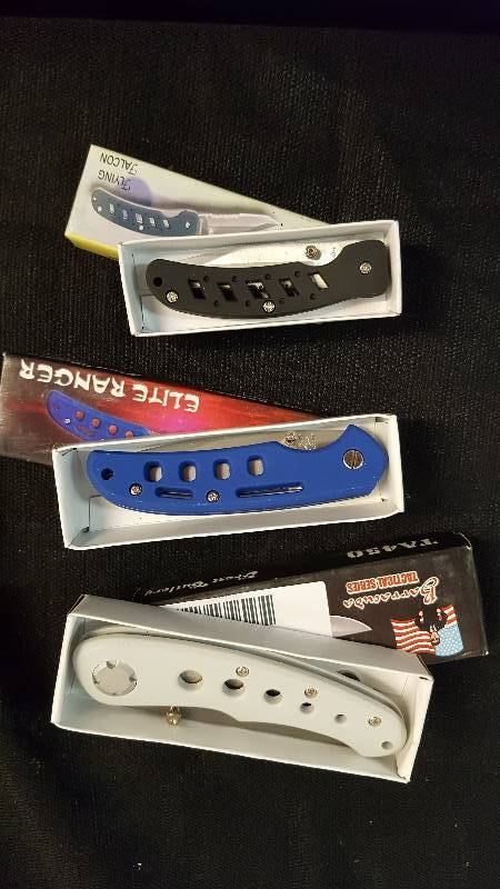 lot 7114 image: Lot of 3 New- Lockblade Knives