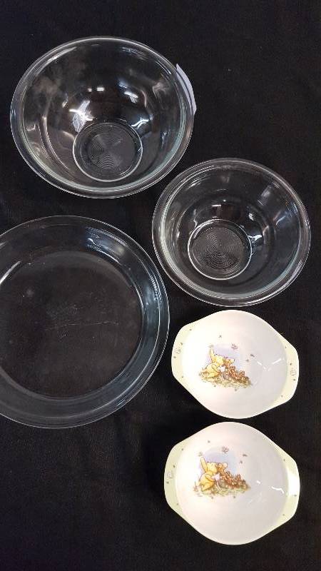 lot 7011 image: Pyrex and Other Lot