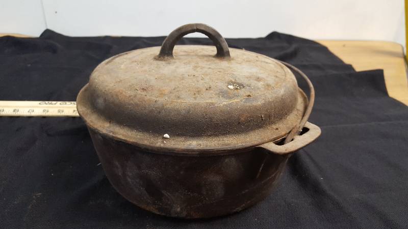 lot 7103 image: Cast Iron Dutch Oven
