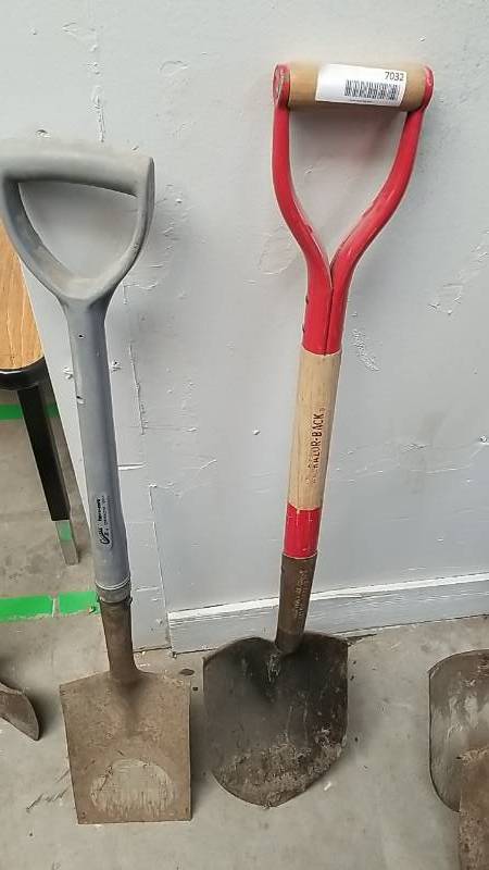 lot 7032 image: Shovel Pair- Short Handles