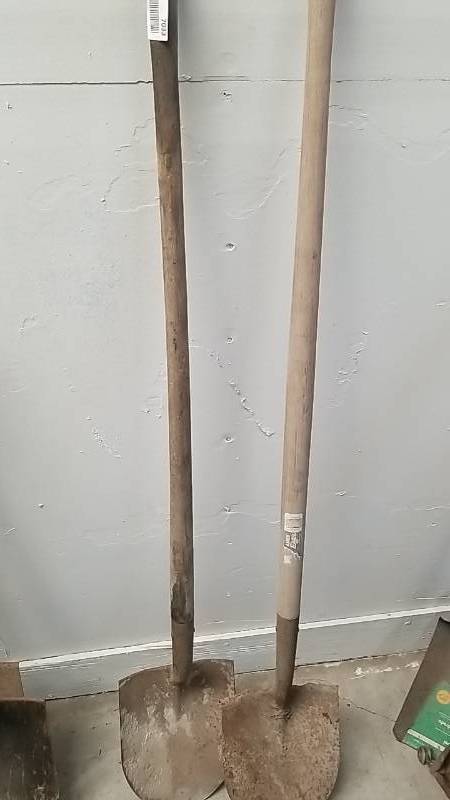 lot 7033 image: Long Handle Shovels-2