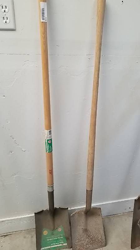 lot 7034 image: 2 Long Handle Square Shovels