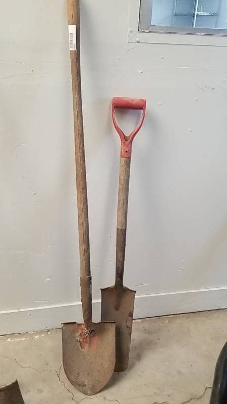 lot 7035 image: Long Handle Shovel and Sharpshooter Style Shovel