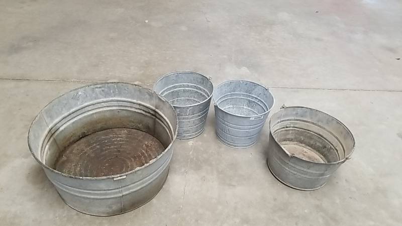 lot 7052 image: Galvanized Washtub and Buckets