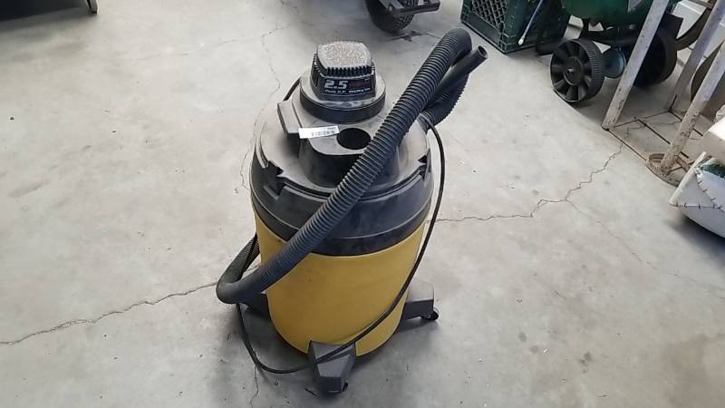 lot 7045 image: 2.5 Gallon WetDry Shop Vac- Tested