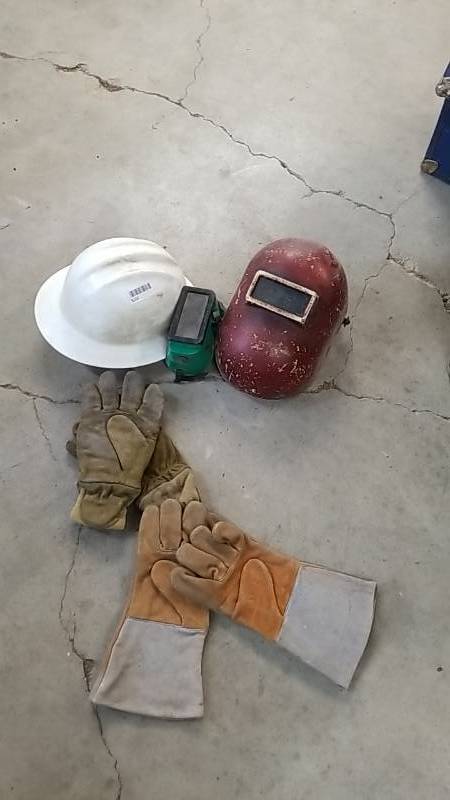 lot 7075 image: Welding lot- Hood-Goggles Gloves