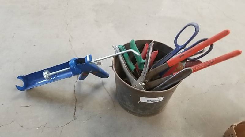 lot 7085 image: Bucket Full Of Hand Tools