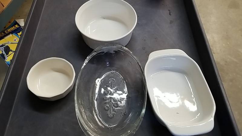 lot 7004 image: Lot of Kitchen Ware
