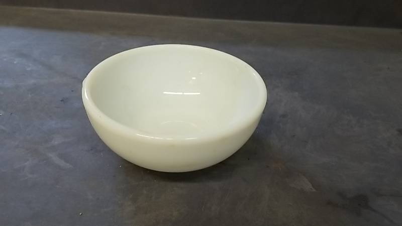lot 7018 image: Vintage White Pyrex Bowl