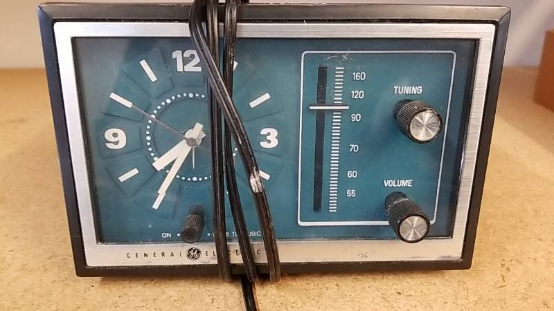 lot 7112 image: AM Clock Radio- Tested