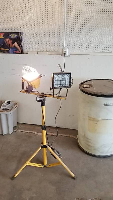 lot 7147 image: Telescoping Work Light Stand With 2 Shop Lights