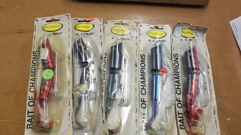 lot 7154 image: Lot of 5  Wood Body Lures- Fishing  NOS  Large Plugs