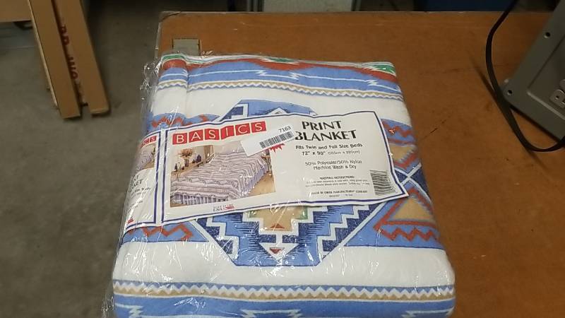 lot 7163 image: New Blanket- Native American Design