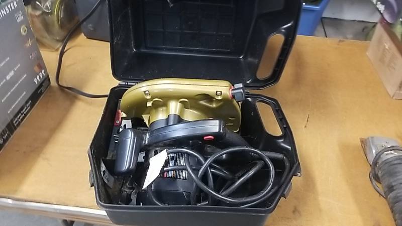 lot 7189 image: 13 amp 2.5 Hp Circular Saw With Case- NICE
