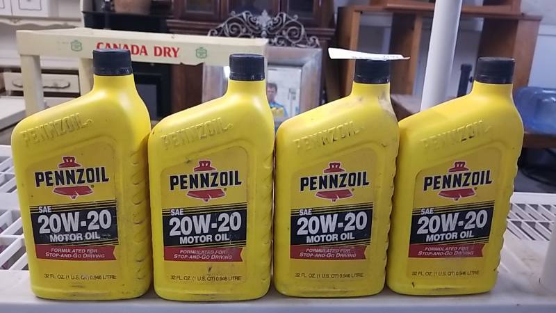 lot 7192 image: 4 Quarts Pennzoil 20W-20 Motor Oil