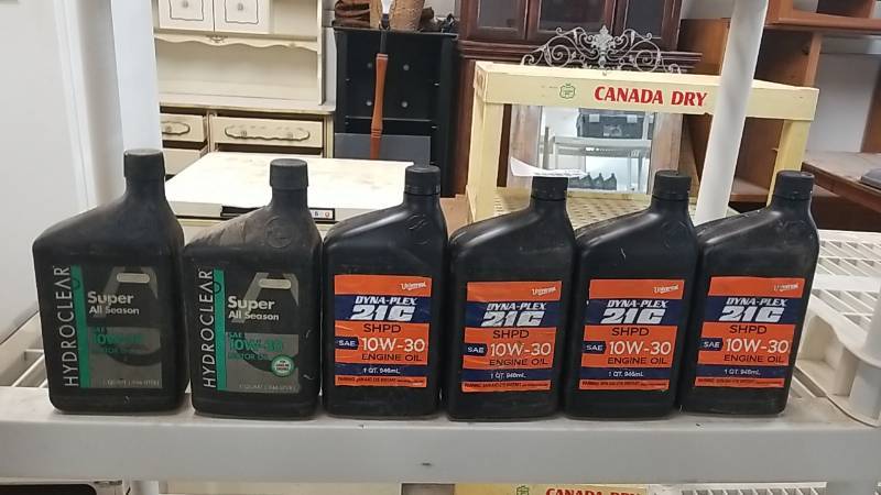 lot 7194 image: 6 Quarts 10w-30 Motor Oil