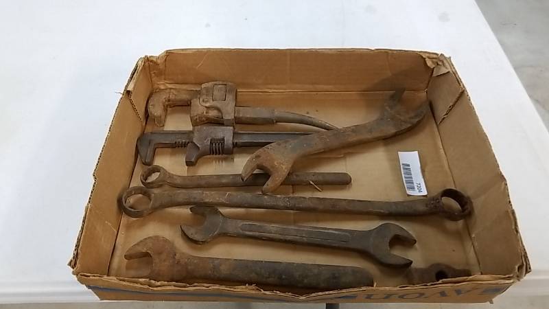lot 7204 image: Flat of Tools- Rusty and Need Cleanup