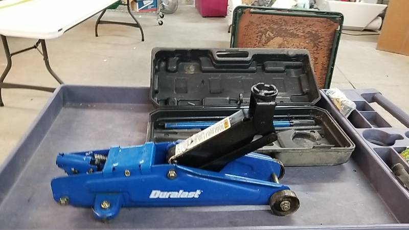 lot 7222 image: 2 Ton Hydraulic Floor Jack