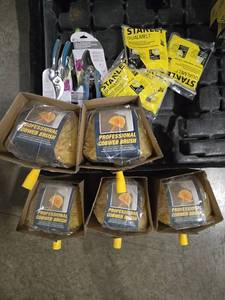 lot 44136 image: All Purpose Dusters w Glue Sticks & Pruners