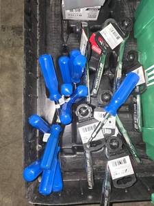 lot 24935 image: Craftsman Hand Tools - Ratchets and Blue Handle Screwdrivers Lot