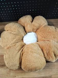 lot 2017 image: Plush Flower Shaped Decorative Pillow