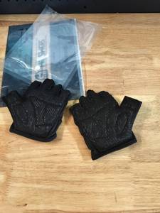 lot 2132 image: Black Fingerless Cycling Gloves with Grip Pattern XL
