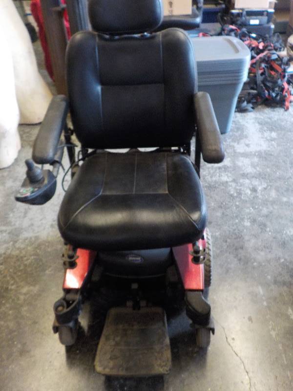 lot 4684 image: Pronto sure step power chair. Has new batteries and has an onboard charger. This chair runs and rides good.