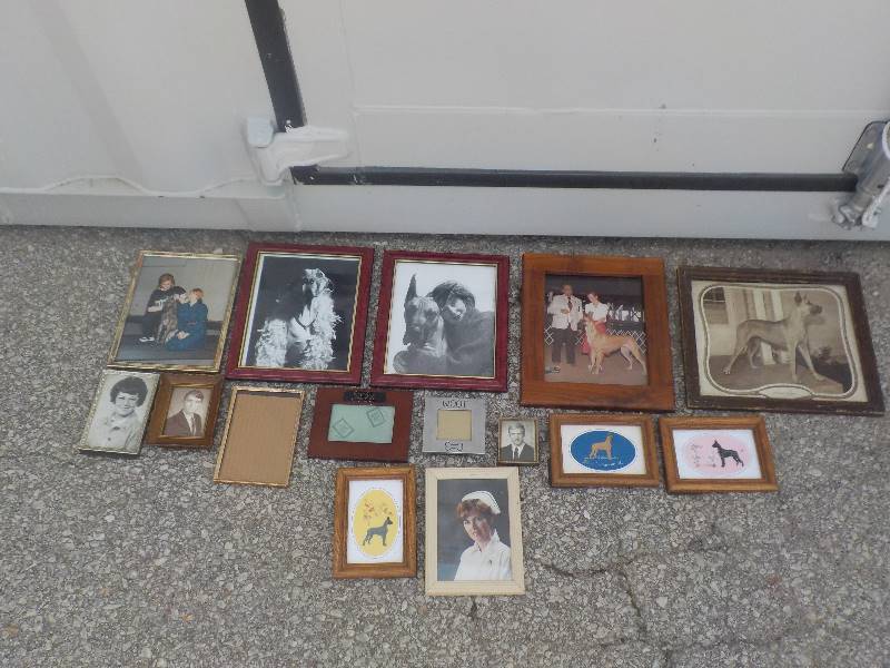 lot 4700 image: lot of picture frames