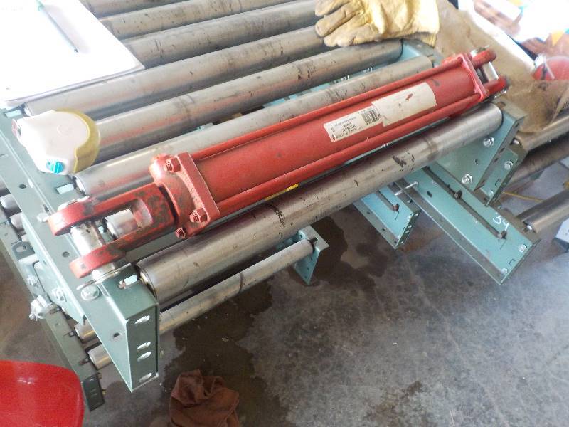 lot 4704 image: BRAND NEW Hydrolic cylinder