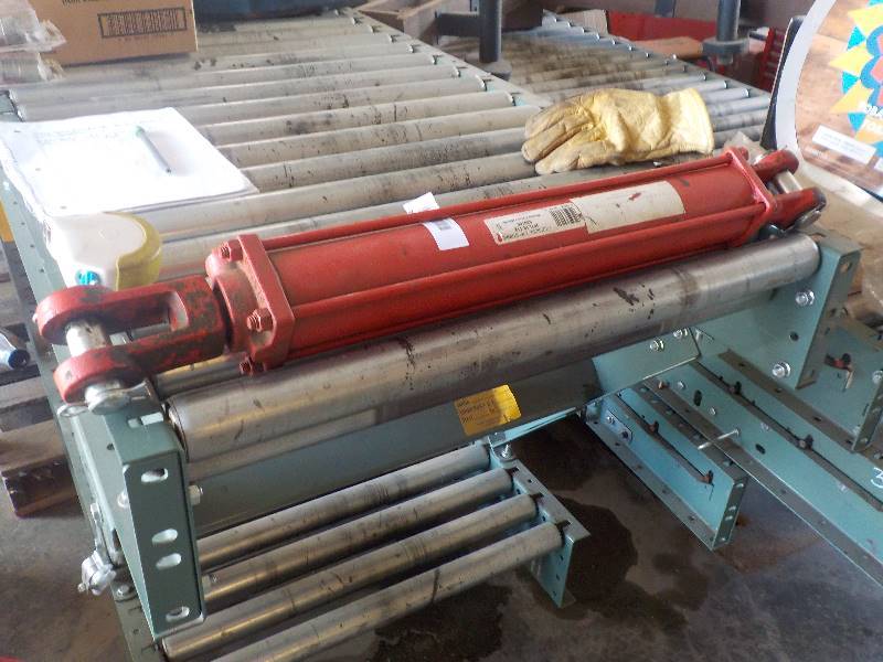 lot 4705 image: BRAND NEW Hydrolic cylinder