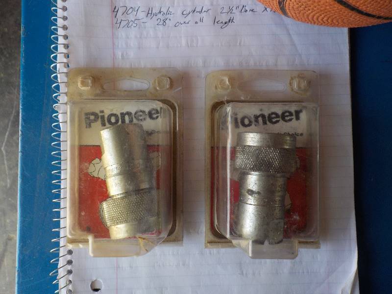 lot 4711 image: 2 pioneer 12 coupling hydraulic connectors