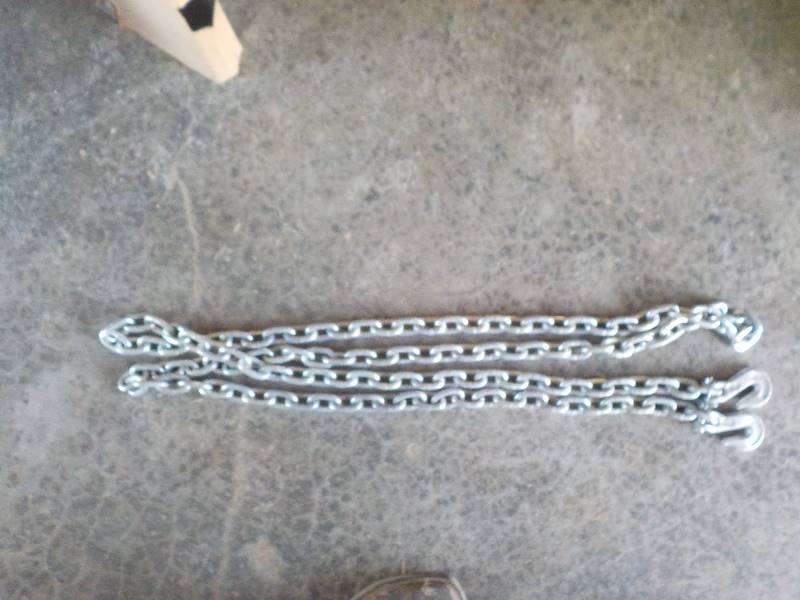 lot 4712 image: tow chain and pair of lawn mower blades