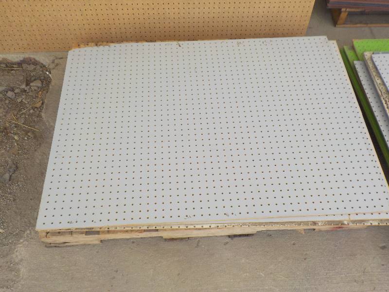 lot 4723 image: pallet of peg board