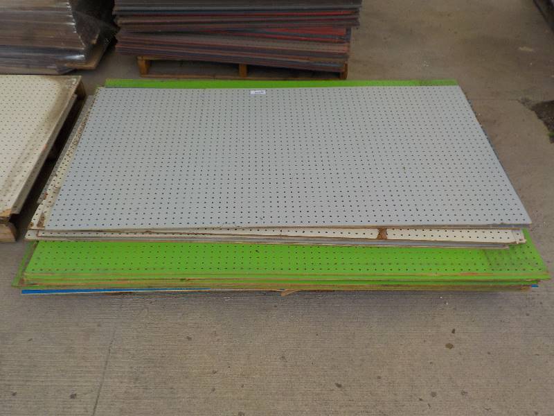 lot 4724 image: pallet of peg board