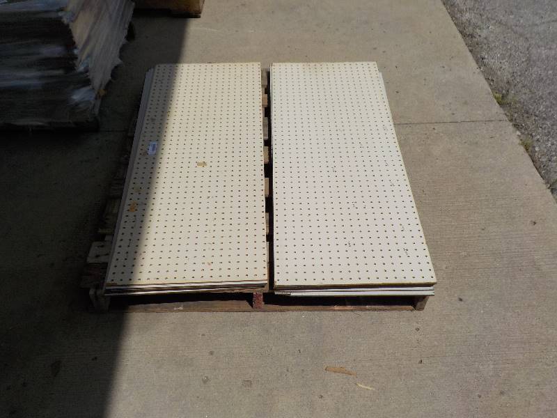 lot 4725 image: pallet of peg board