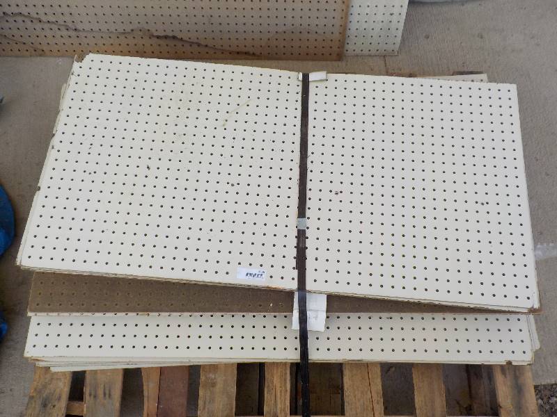 lot 4726 image: pallet of peg board