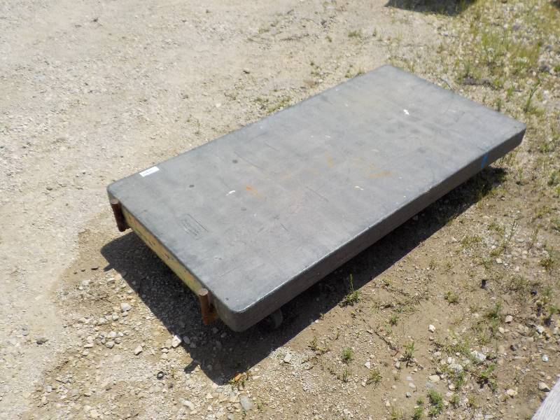 lot 4735 image: rubbermaid rolling cart