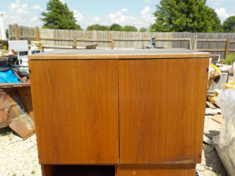 lot 4737 image: 2 door wood cabnet