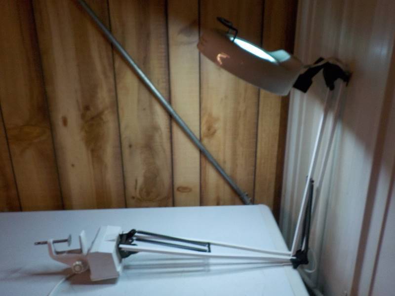 lot 4741 image: Extendable arm light with lighted magnafying lenses