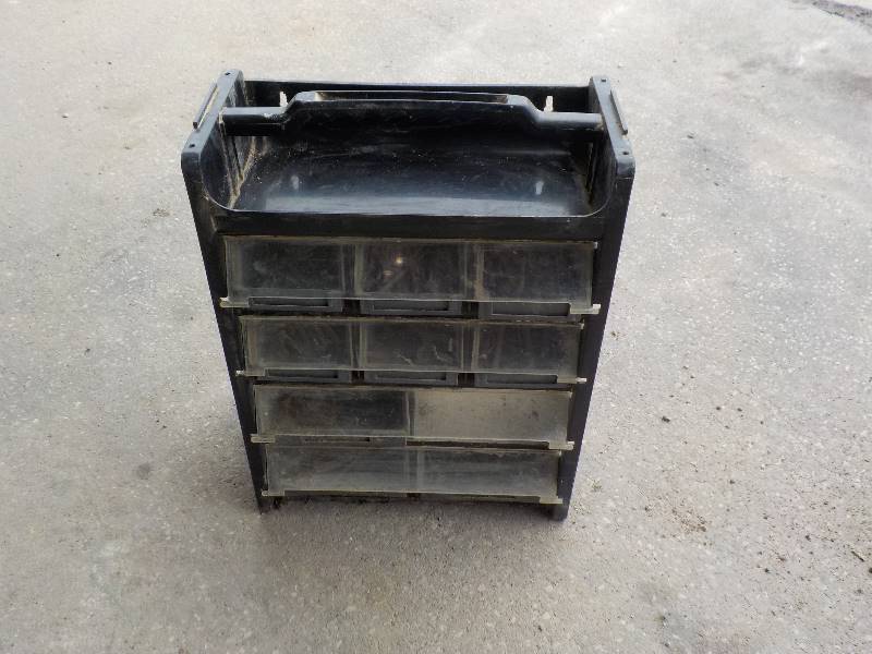lot 4752 image: bolt bin